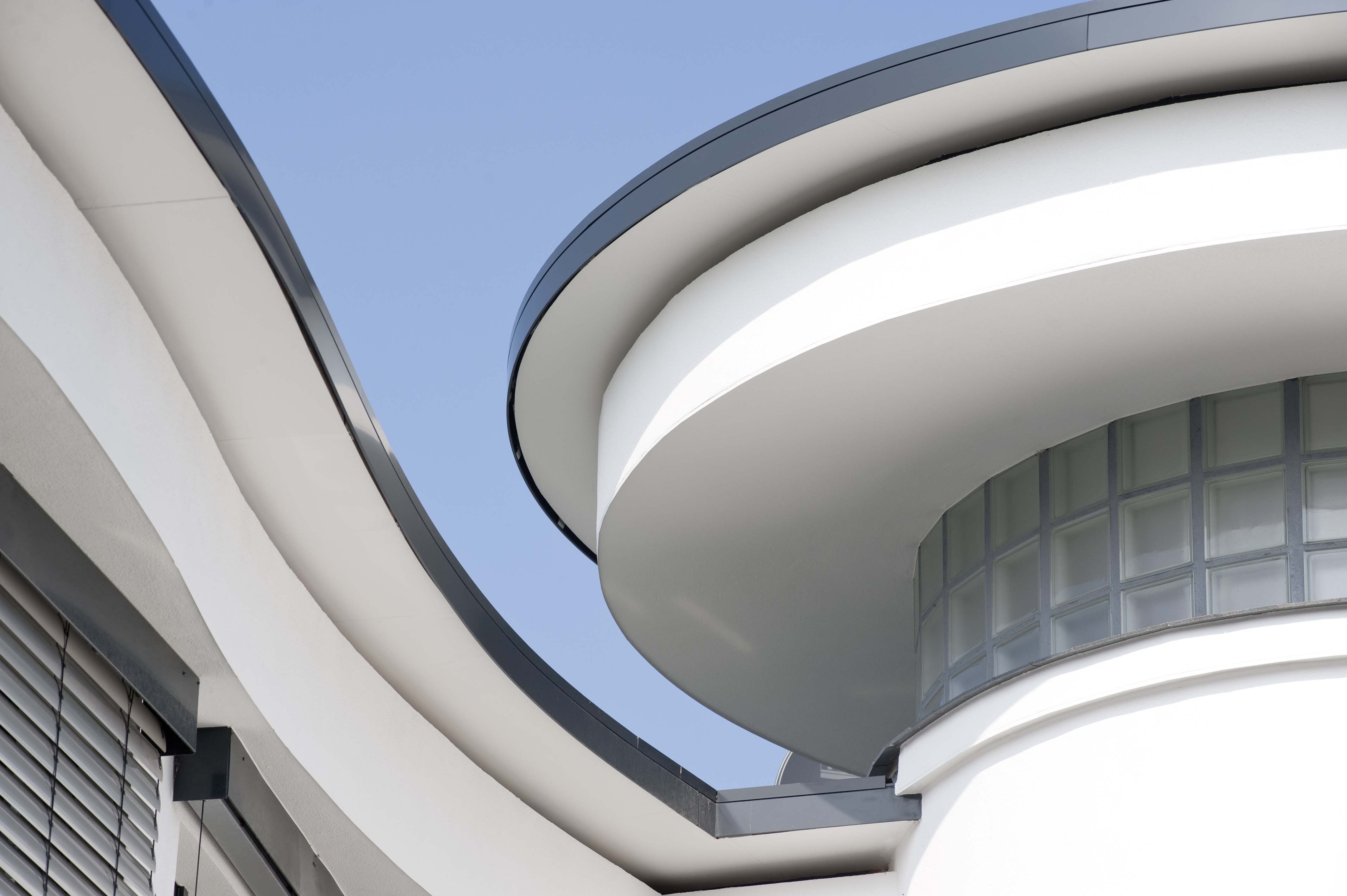 Aluminium fascia's covering a roof edge